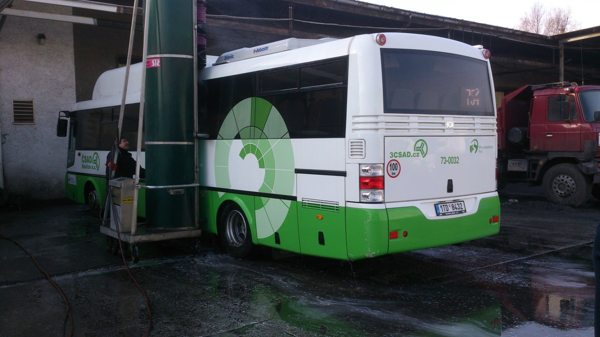 Mytí autobusu v provozovně GAVO v Českém Těšíně