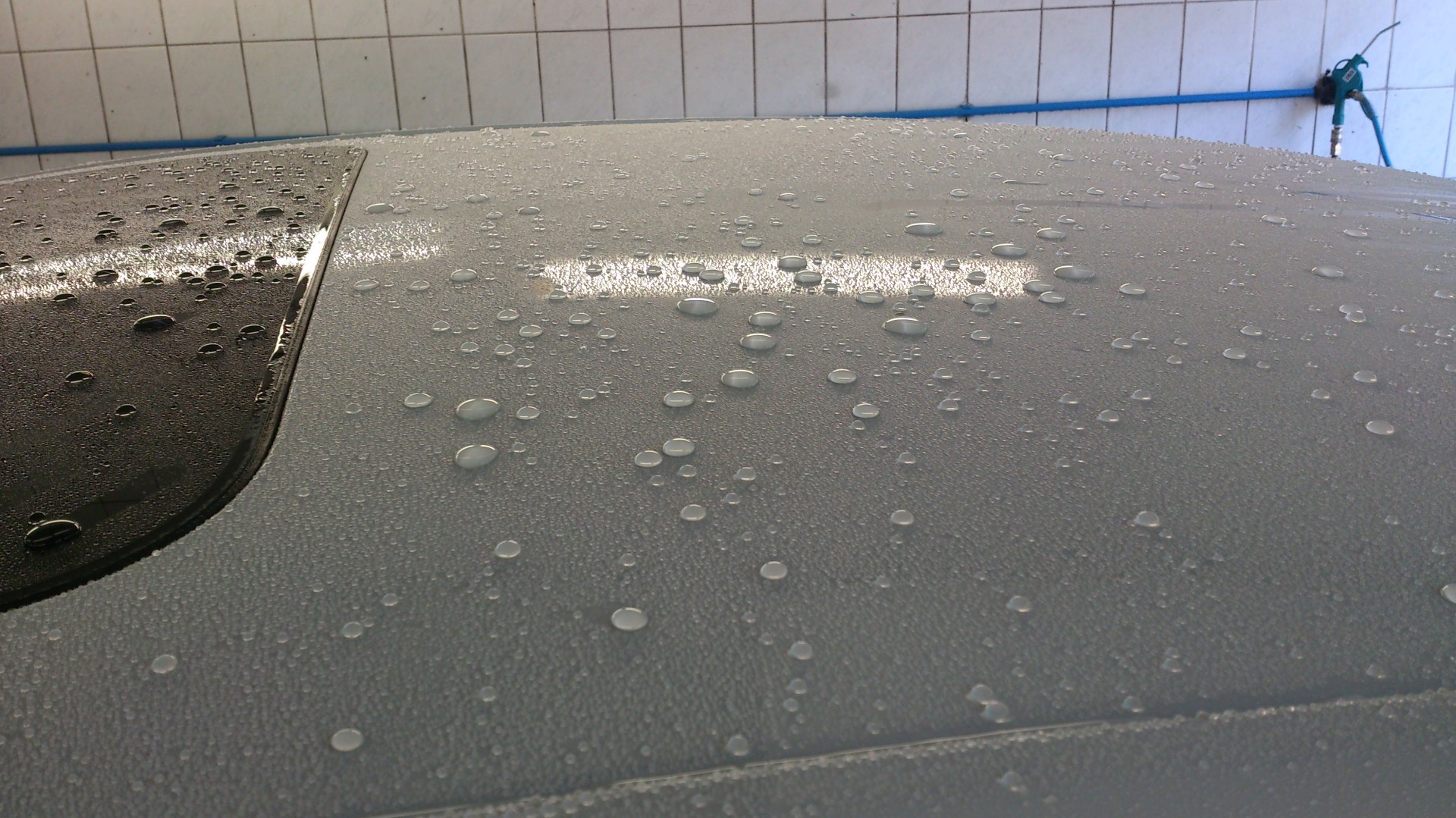 Water beading — voda perlí na laku ošetřeném nanotechnologií PIKATEC